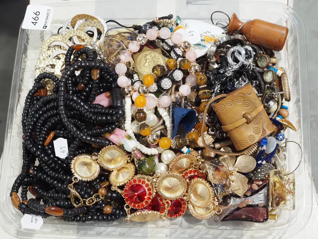 tray of costume jewellery Image 1++