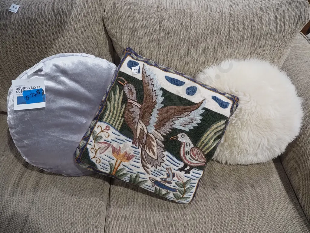 3x cushions Image 1++