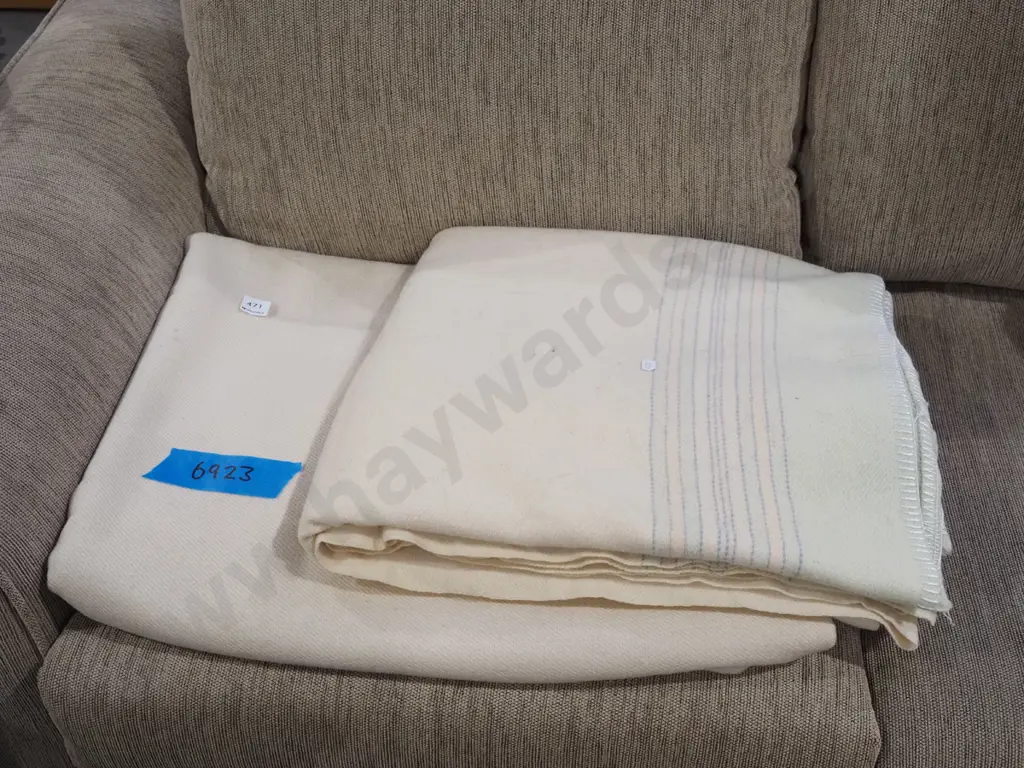 2x cream woollen blankets Image 1++
