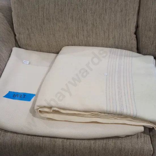 2x cream woollen blankets