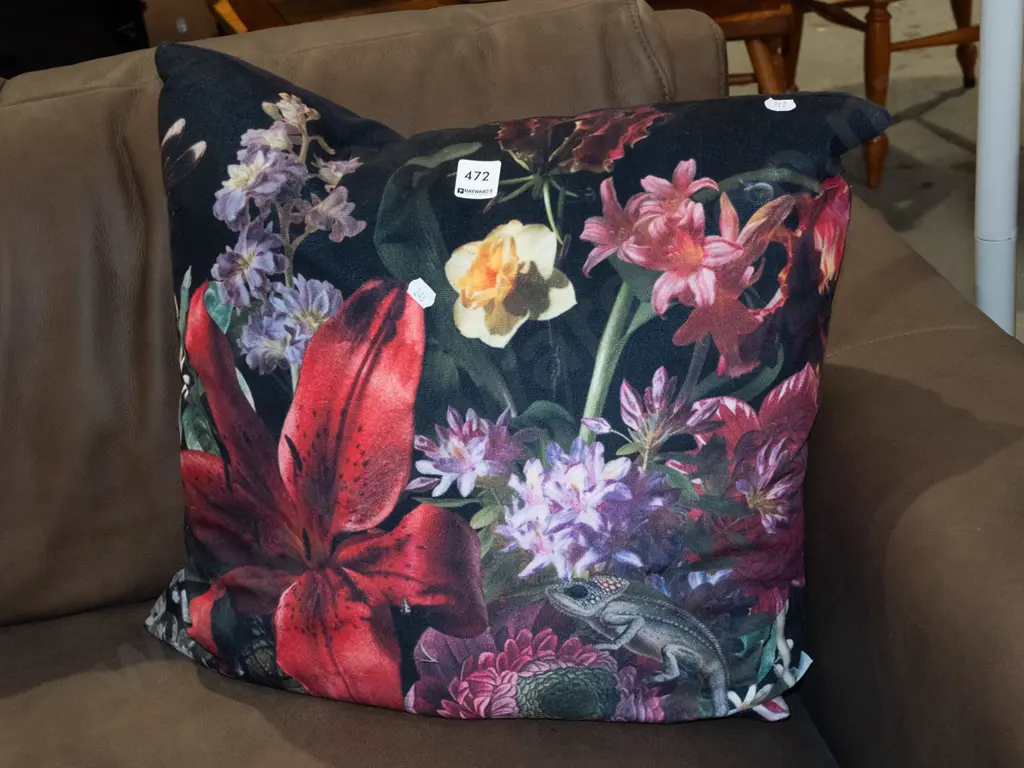 floral cushion Image 1++