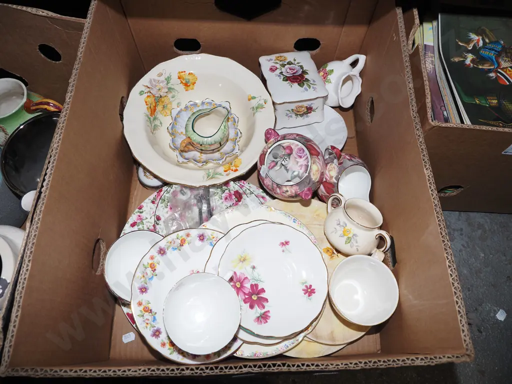 box; bowls, cups, saucers etc Image 1++