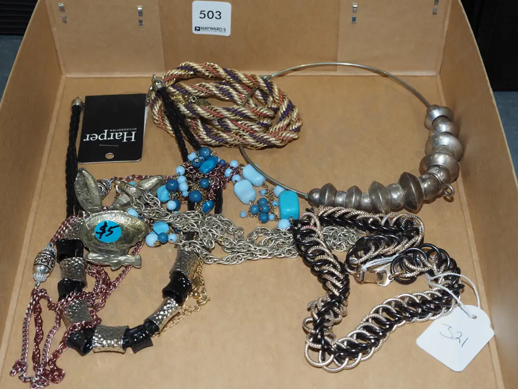 box; costume jewellery Image 1++