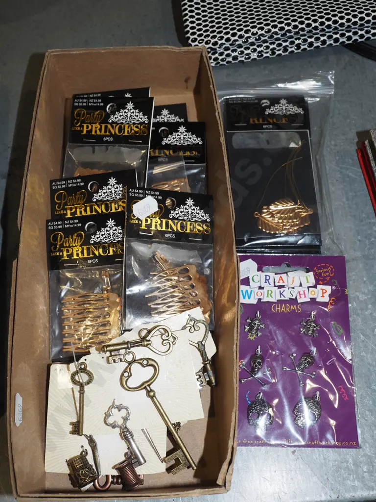 box; hair combs, ornamental keys Image 1++