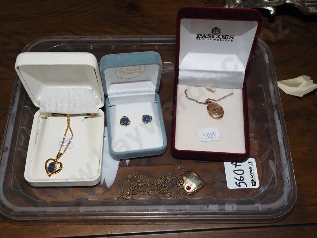 3x pendant necklaces and a pair of earrings Image 1++