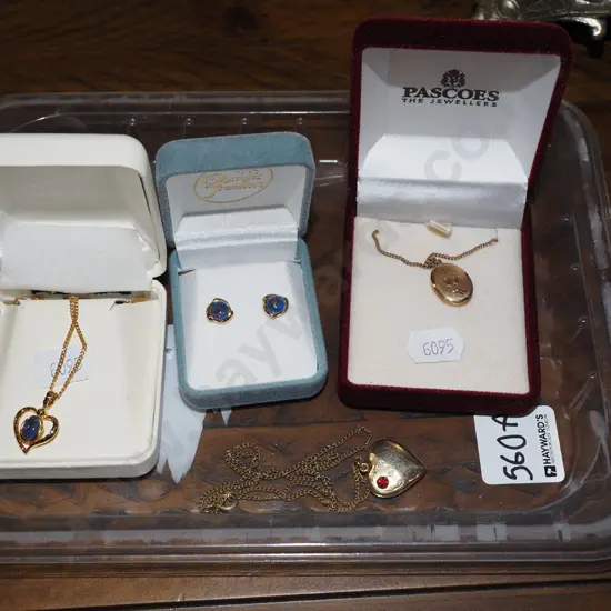 3x pendant necklaces and a pair of earrings