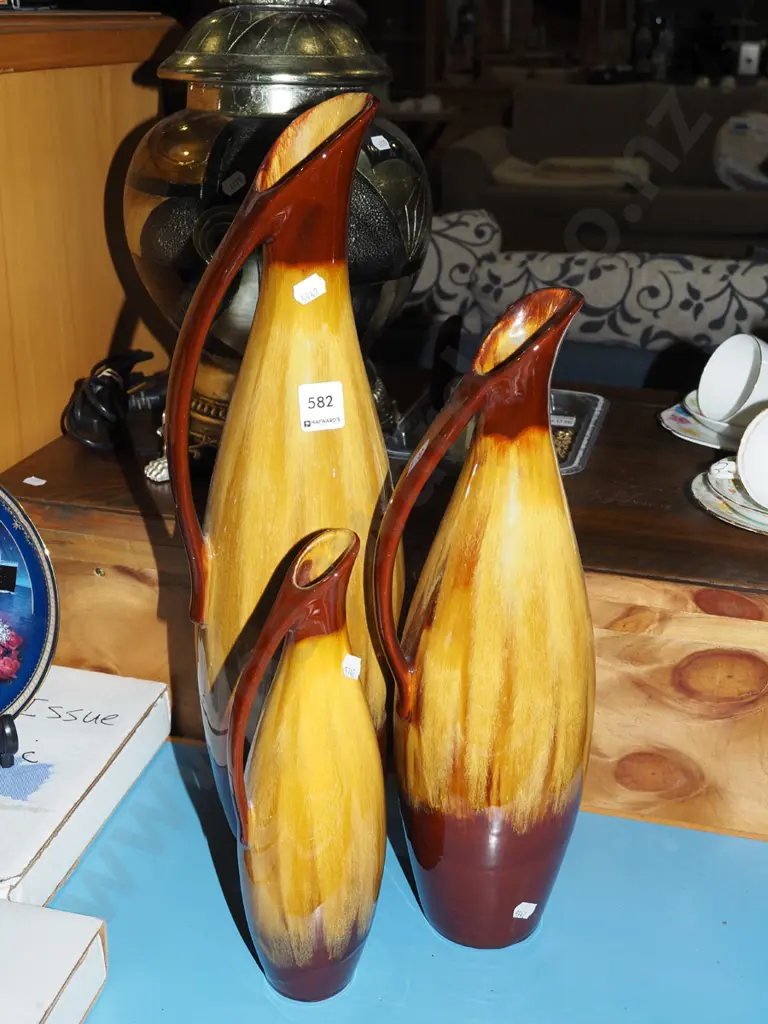 3x Blue Mountain ewer vases  Image 1++