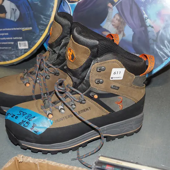 pair of as new Hunters Elements boots size EU42