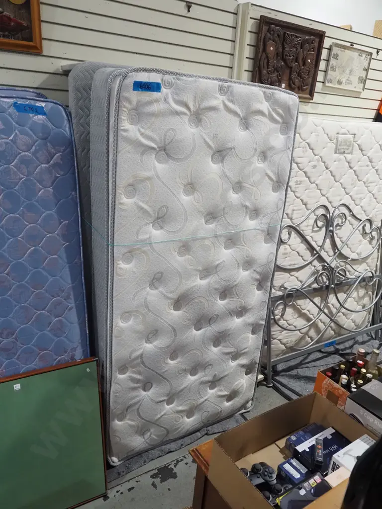 NZ made Slumberzone king single bed with pop up trundler bed Image 1++