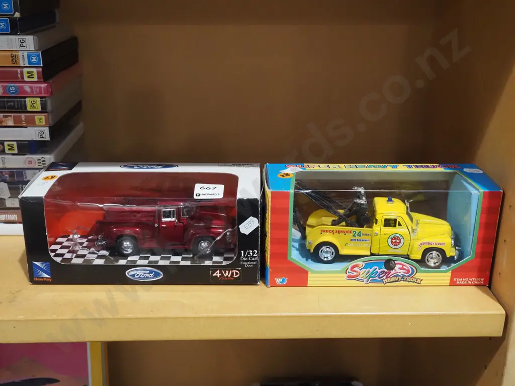 2x cast iron model trucks Image 1++
