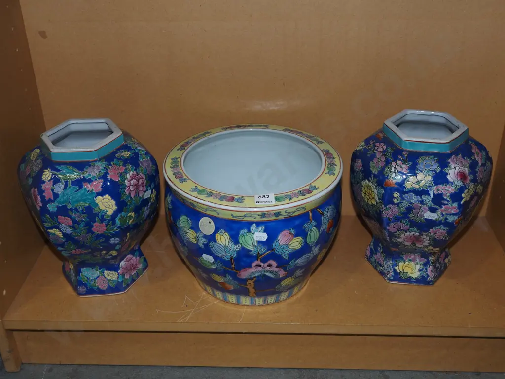 Asian jardiniere, 2x vases H250 Image 1++