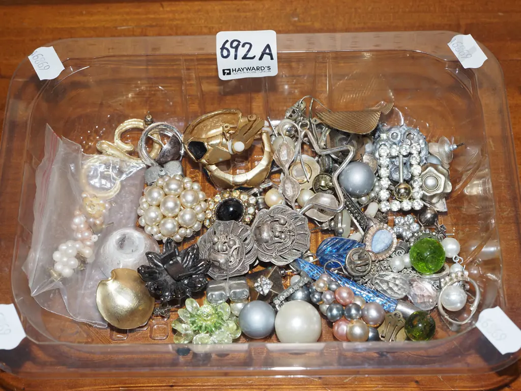 tray of costume jewellery Image 1++