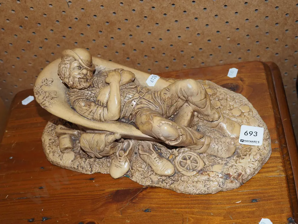 ceramic figurine - man in bath L300 Image 1++