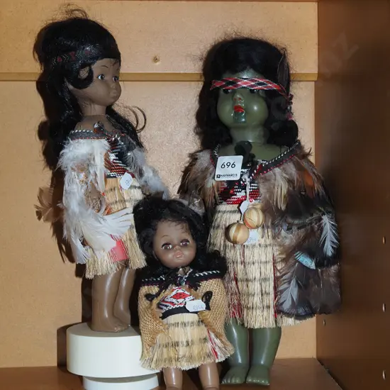 3x souvenir dolls H330