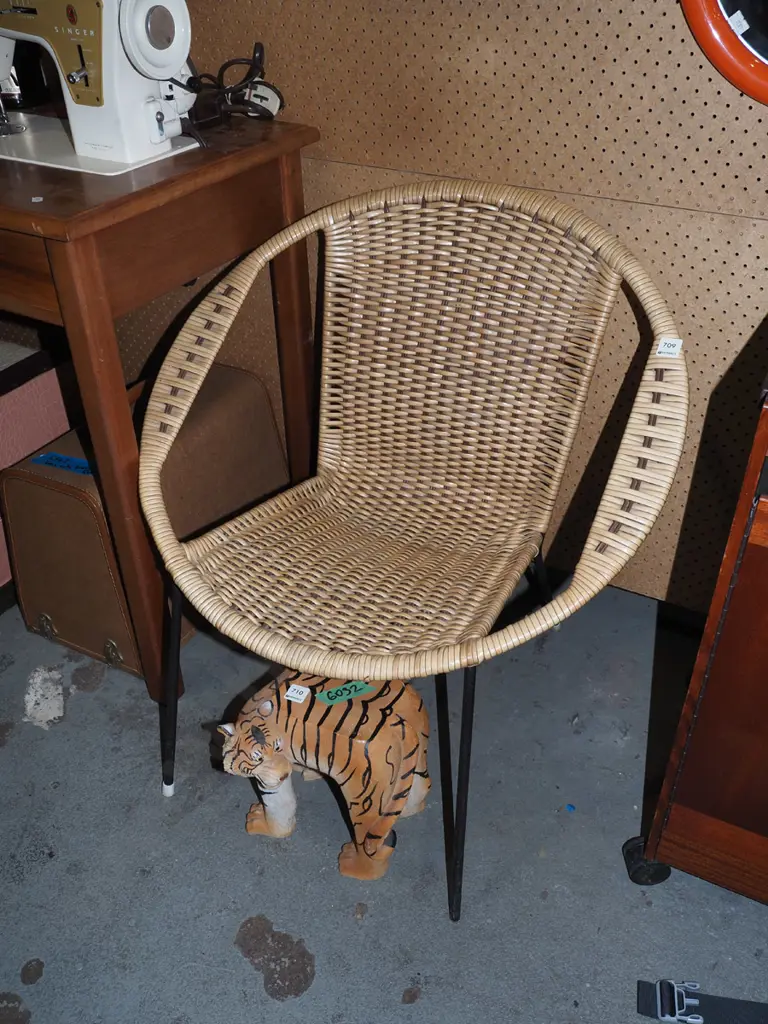 woven plastic moon chair Image 1++