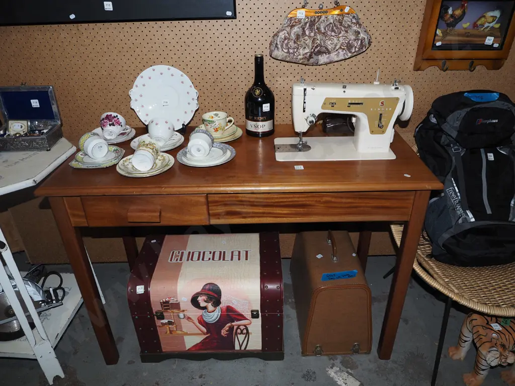 mahogany sewing table with Singer sewing machine - cover under table H770 W1150 D500 Image 1++
