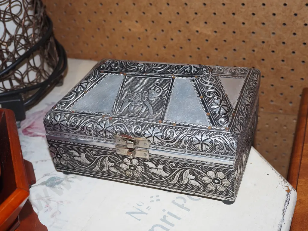 pressed metal jewellery box and costume jewellery W180 Image 1++