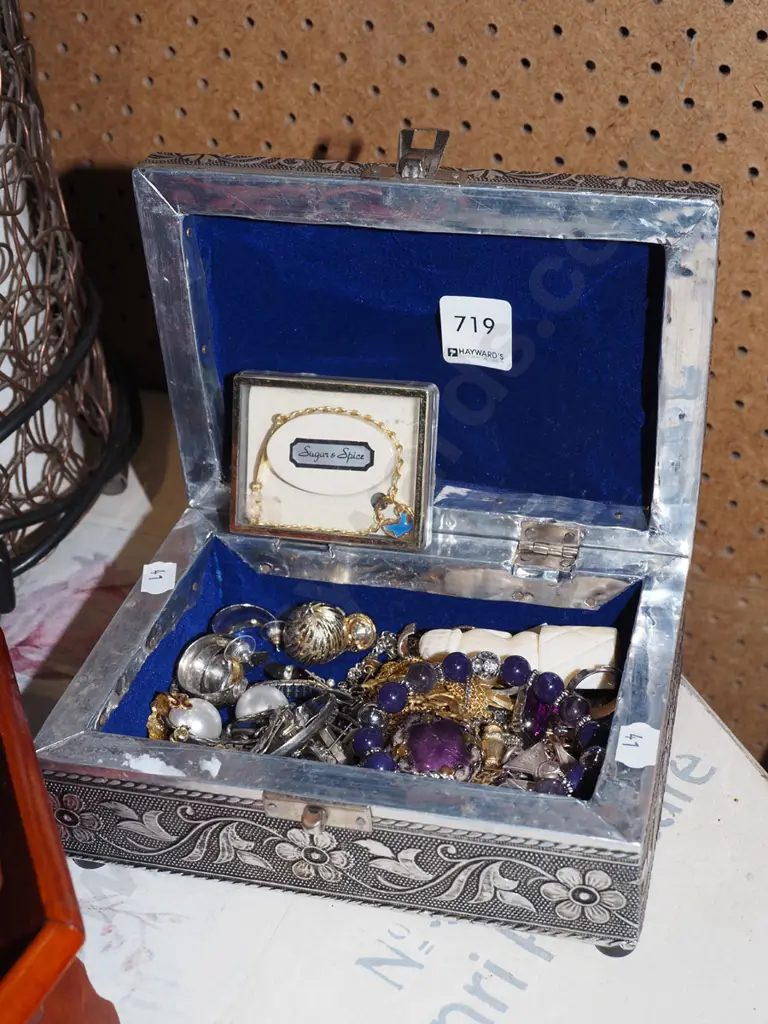 pressed metal jewellery box and costume jewellery W180 Image 1++