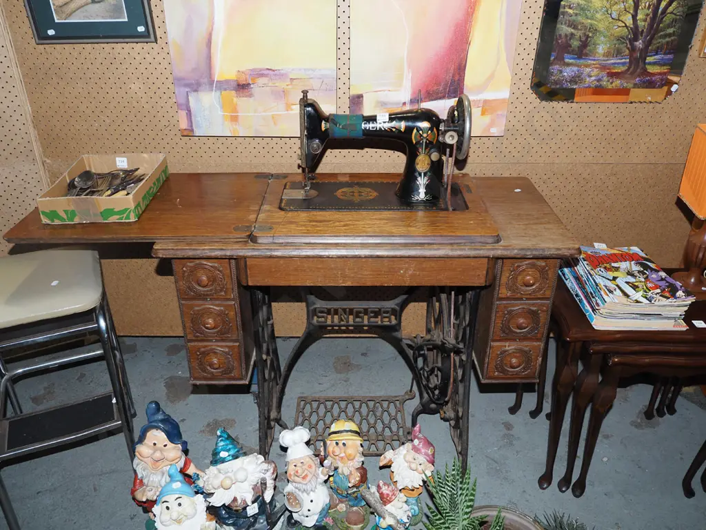 vintage Singer treadle sewing machine - some signs of wear, original belt Image 1++