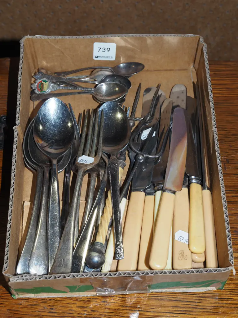 box of cutlery Image 1++