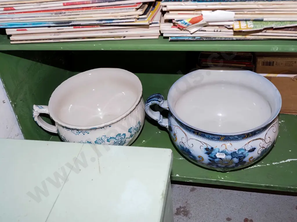 2x chamber pots -1 has chip to rim Image 1++