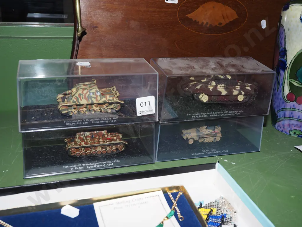 4x model tanks in plastic cases Image 1++