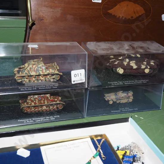 4x model tanks in plastic cases