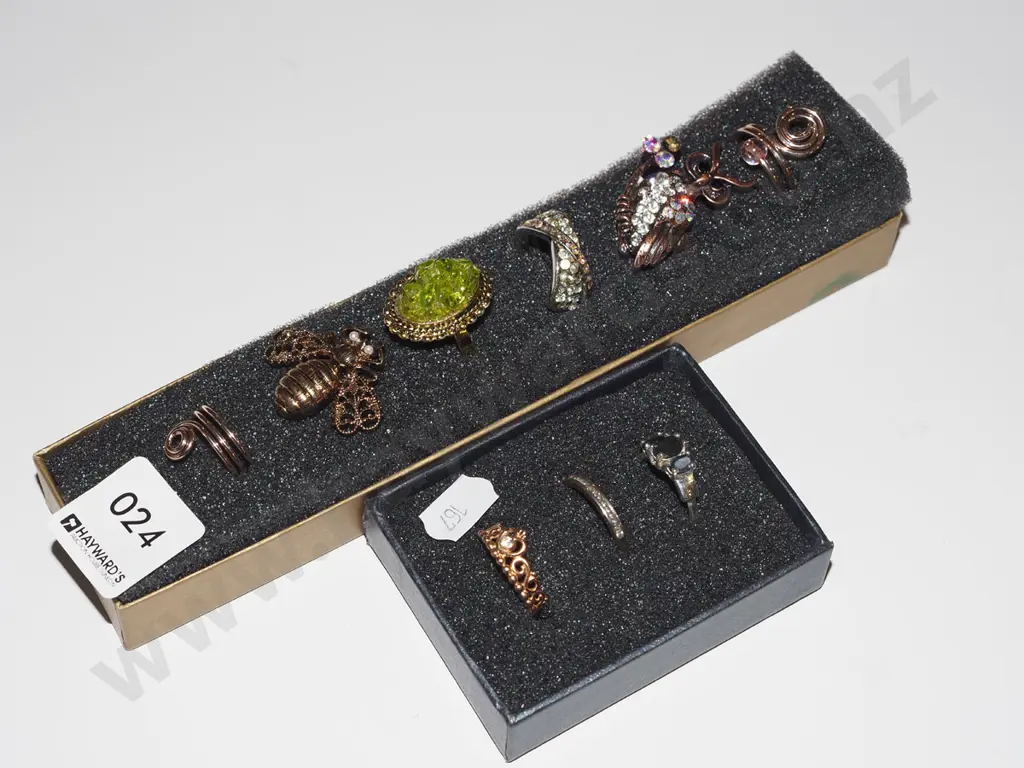 2x boxes of costume jewellery rings Image 1++