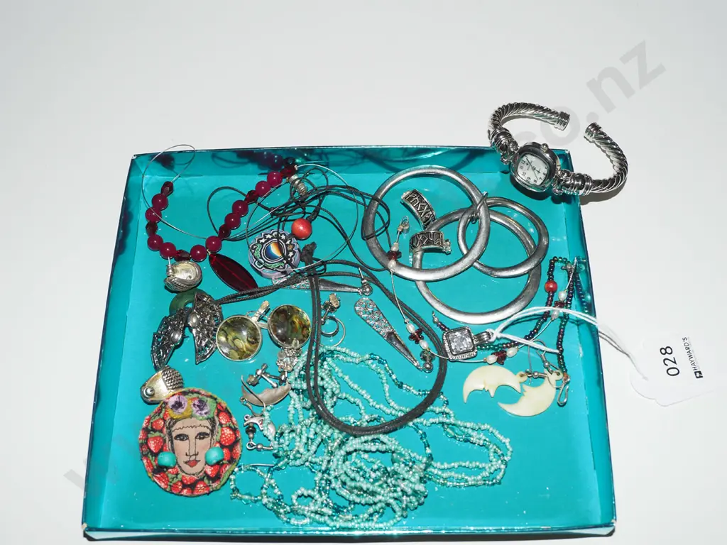 tray of costume jewellery Image 1++