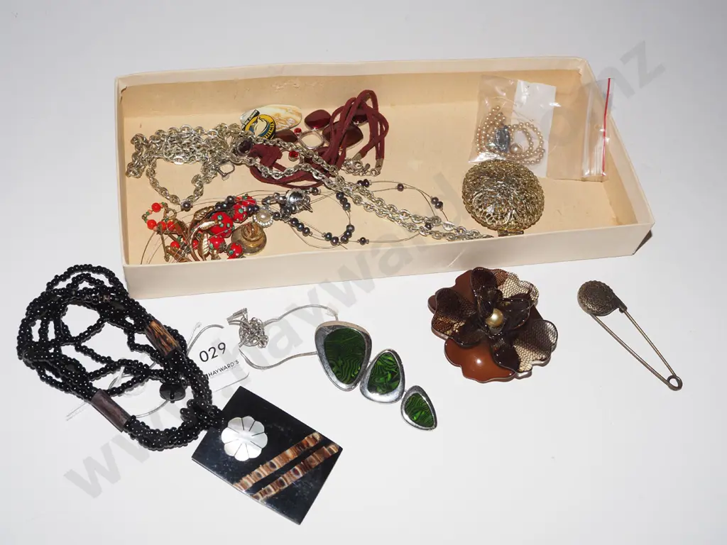 tray of costume jewellery Image 1++