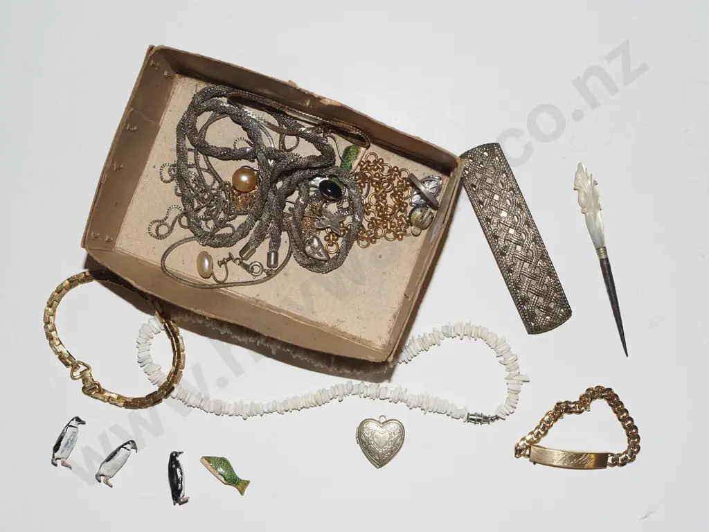 box; costume jewellery, small lead penguins etc Image 1++