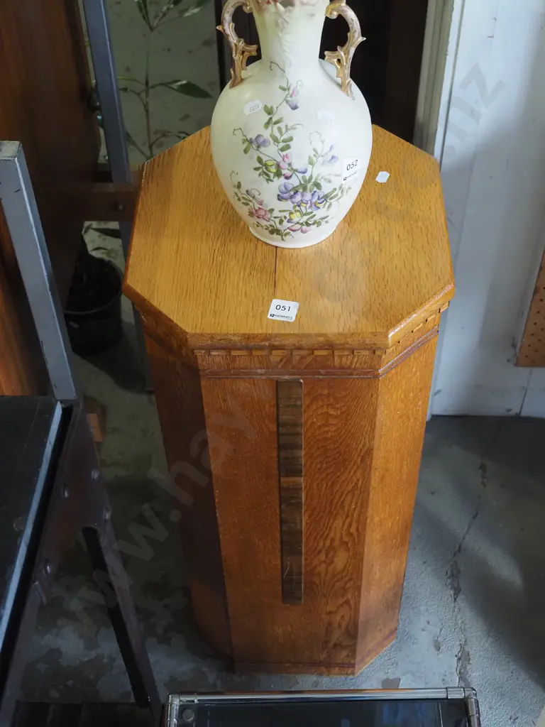 solid oak jardiniere stand H760 Image 1++