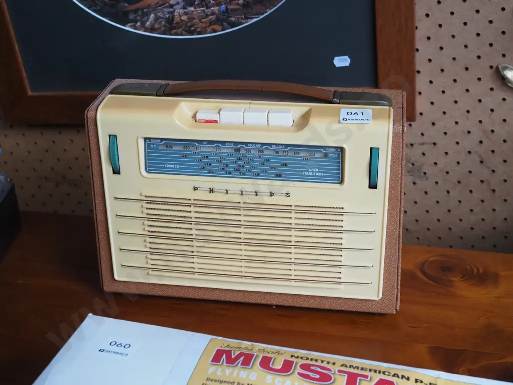 Phillips retro portable radio Image 1++