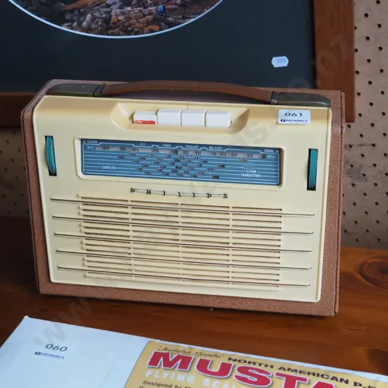Phillips retro portable radio