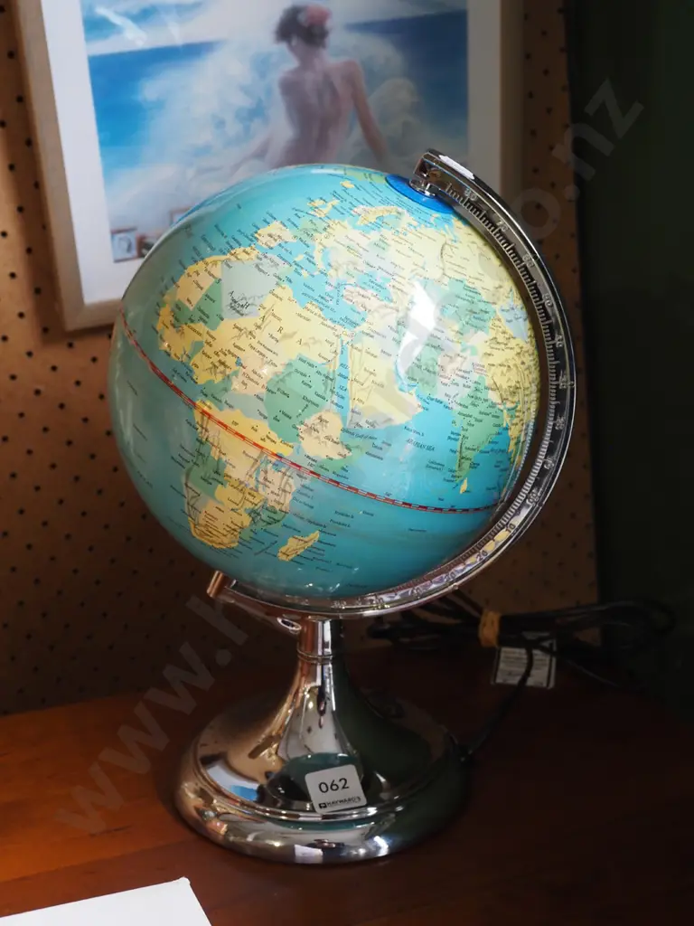 small illuminated globe H330 Image 1++