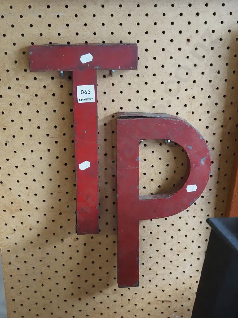 2x metal letters P T Image 1++