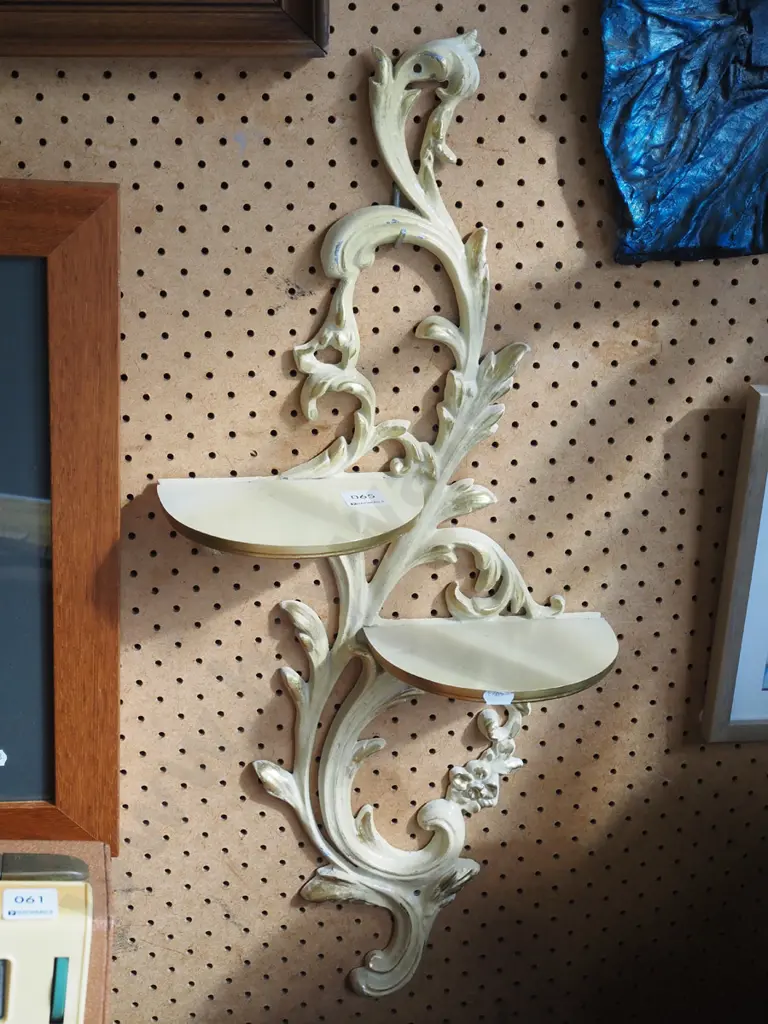 2x cast alloy wall shelves H670 Image 1++