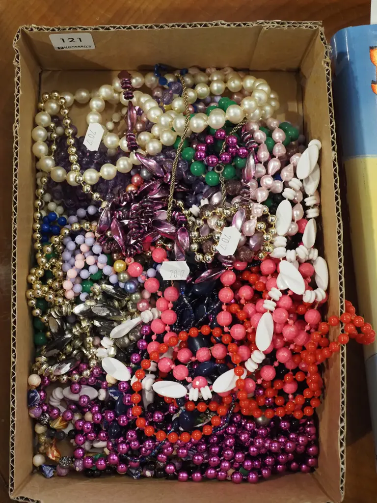 box of costume jewellery Image 1++