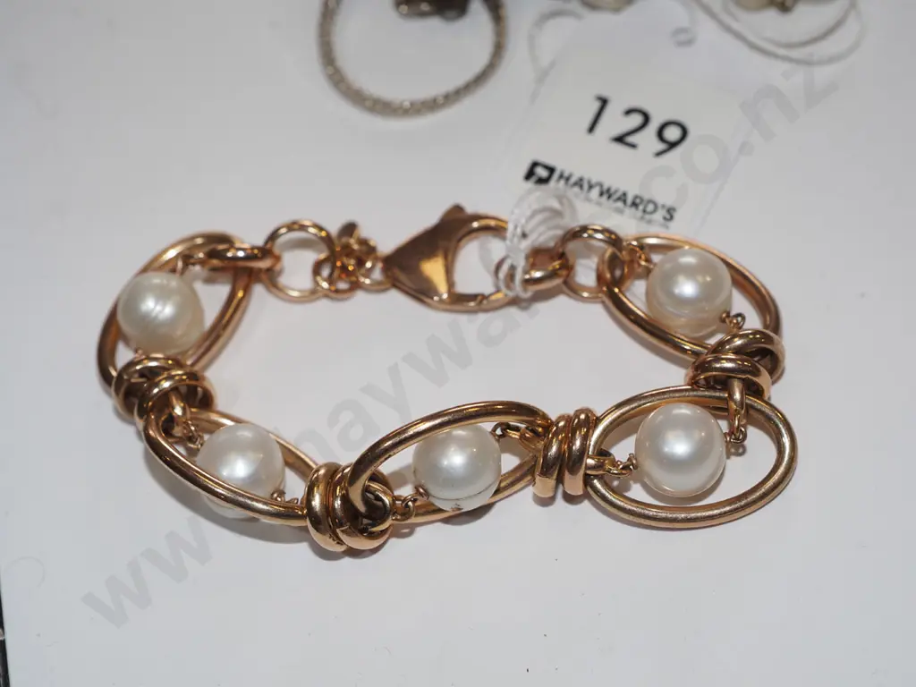 gold coloured real pearl bracelet Image 1++