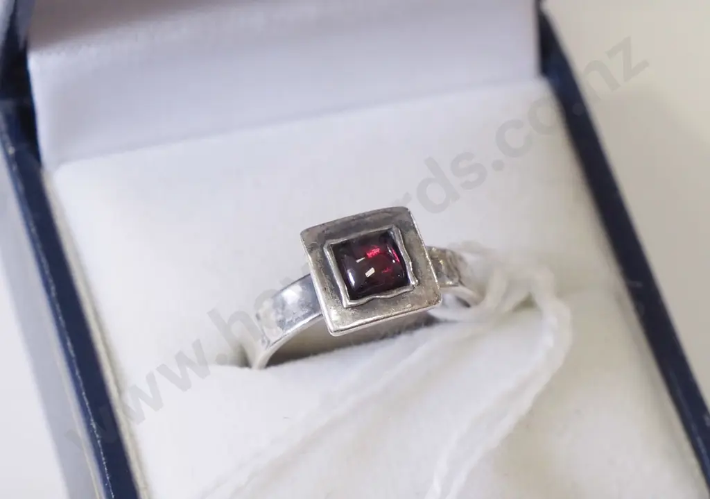 sterling silver garnet ring, silpada 2gms Image 1++