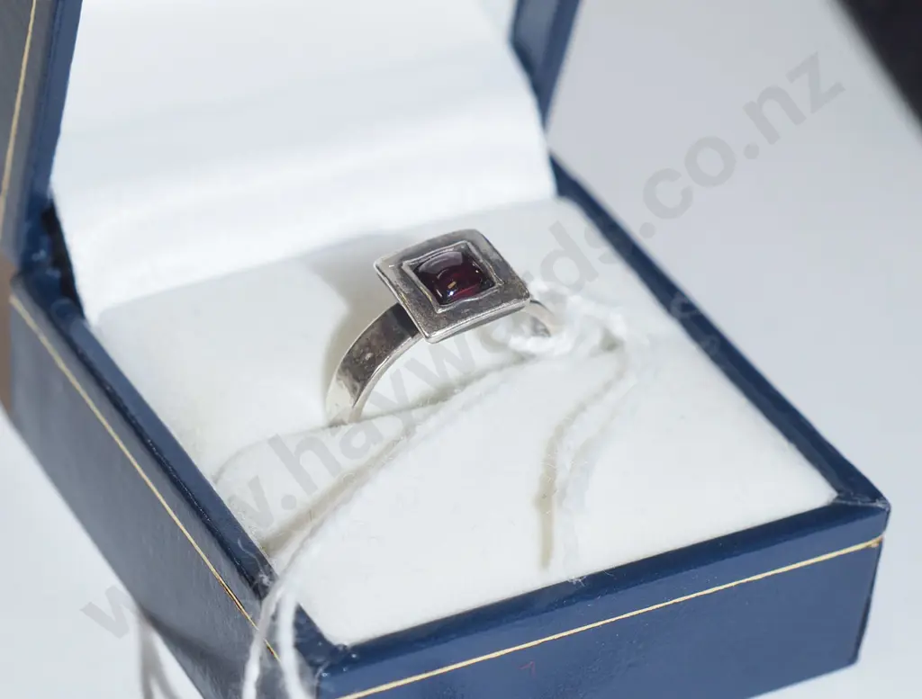 sterling silver garnet ring, silpada 2gms Image 1++