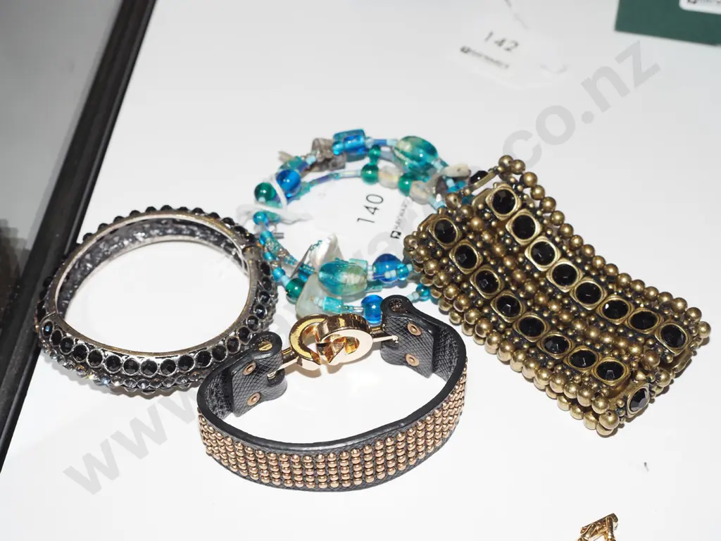 4x costume jewellery bracelets Image 1++