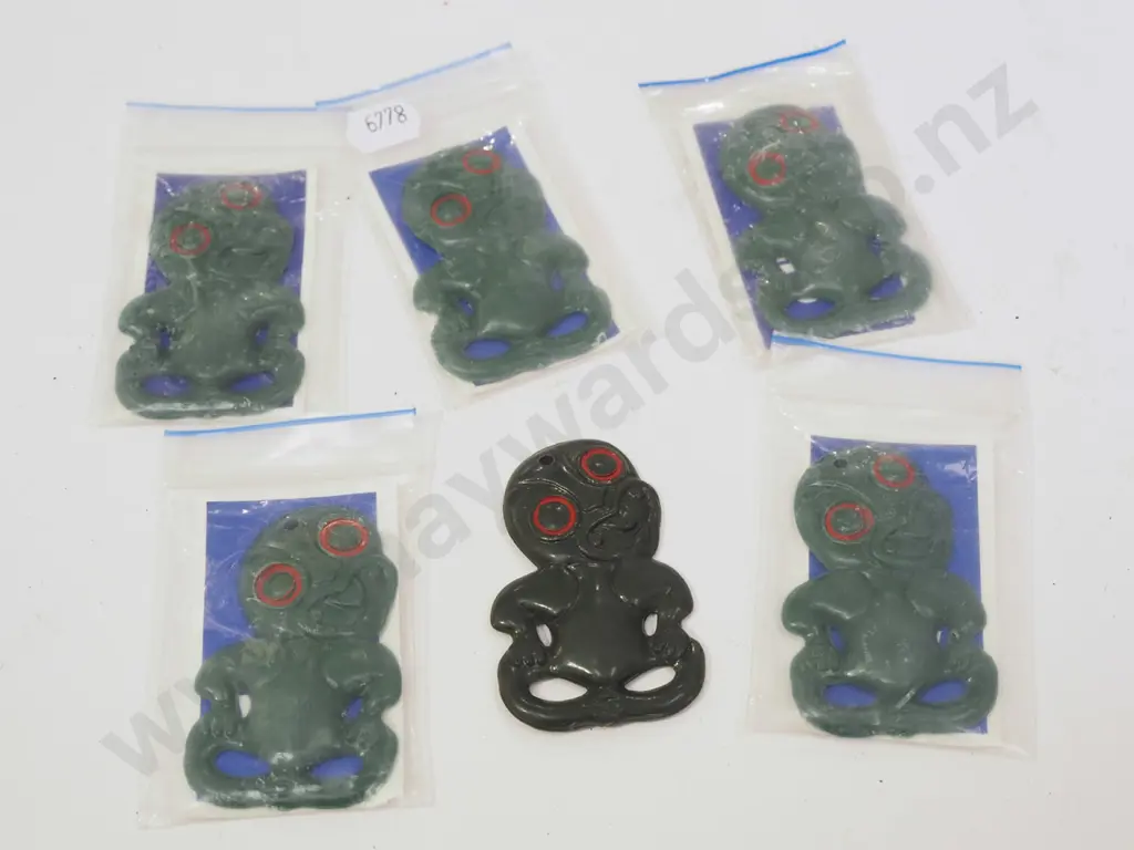 6x souvenir tikis Image 1++