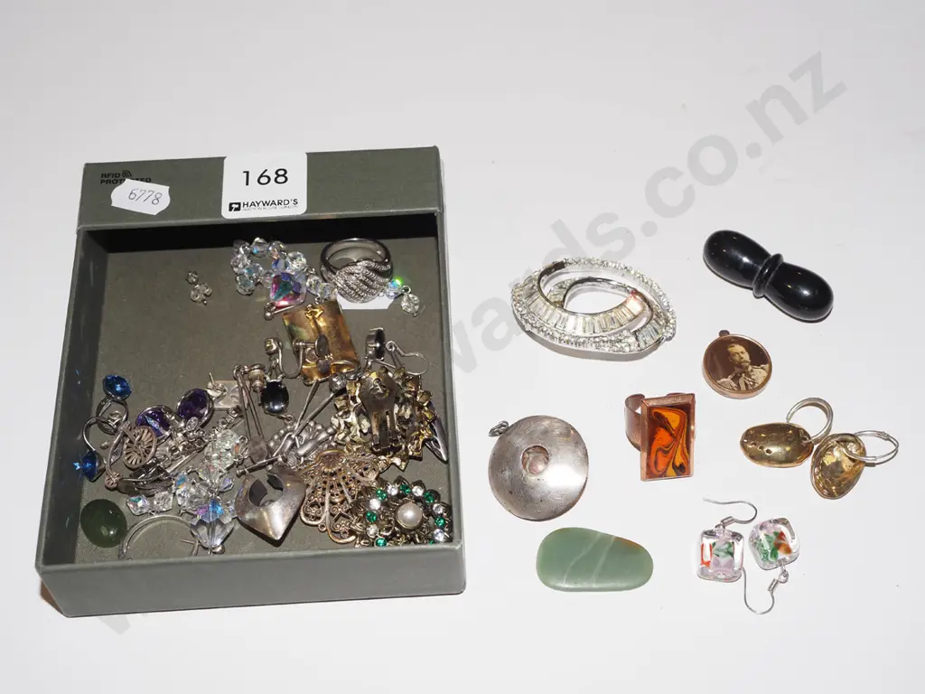 tray of costume jewellery  Image 1++