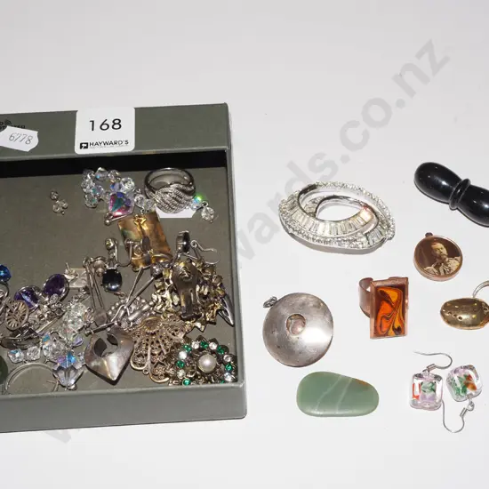 tray of costume jewellery 