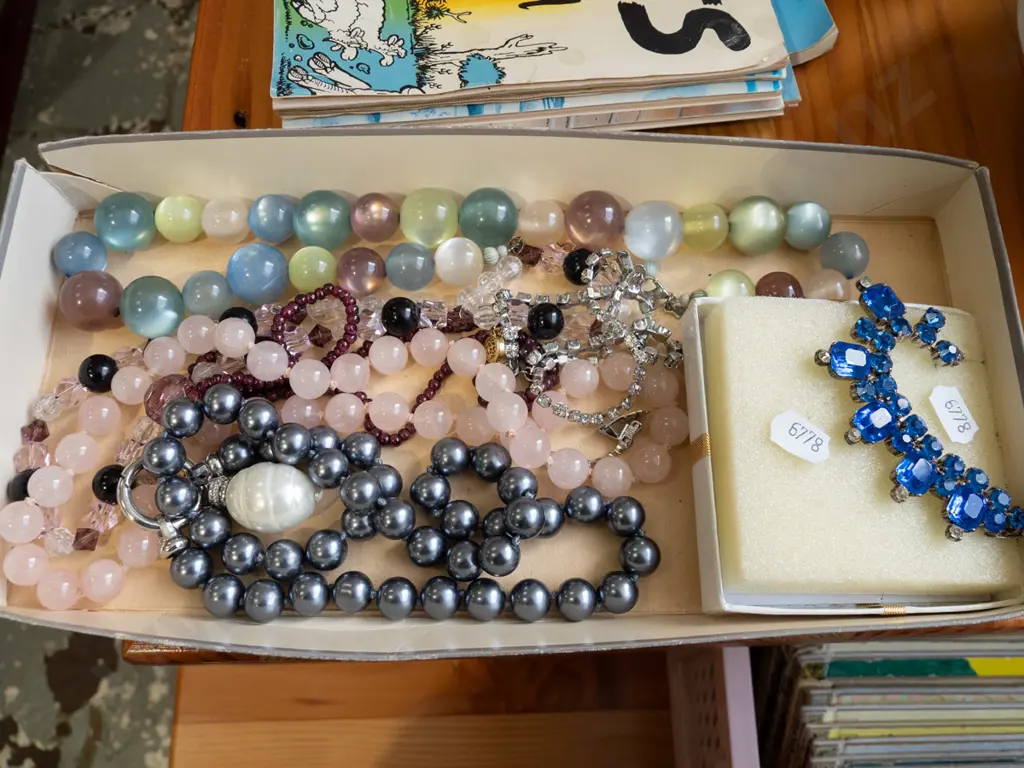 box of costume jewellery Image 1++