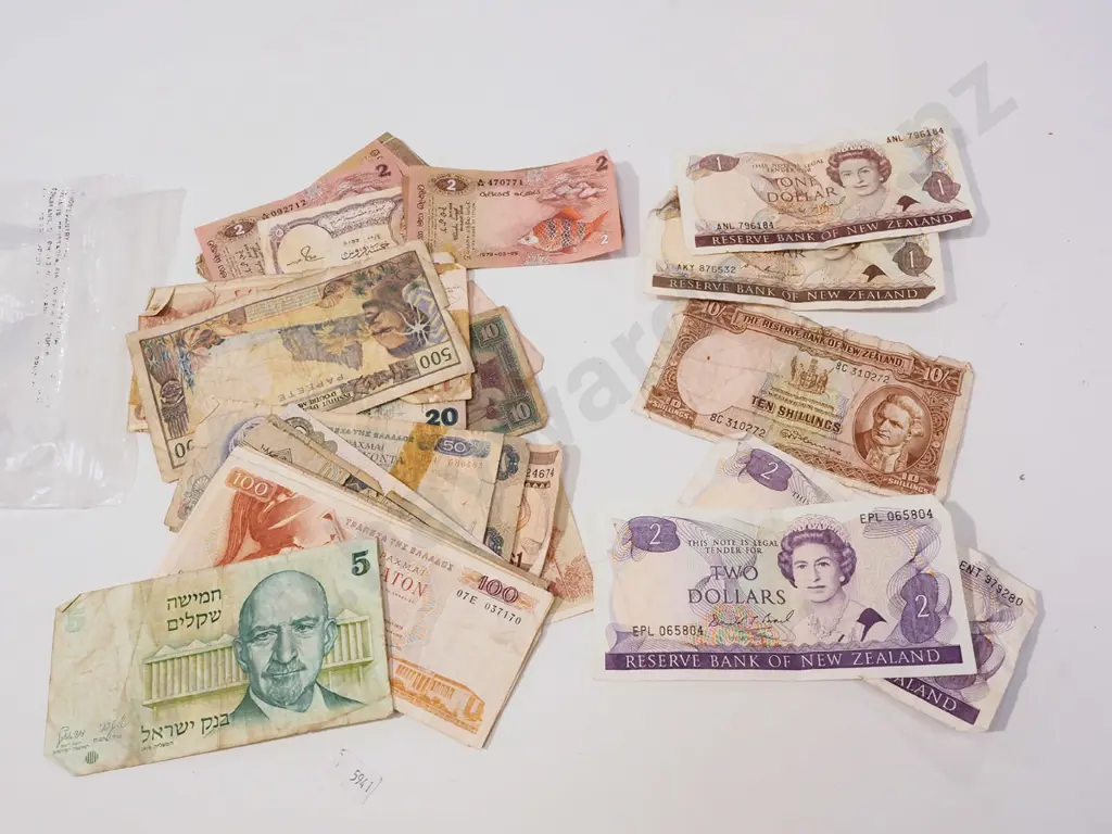 assorted bank notes Image 1++
