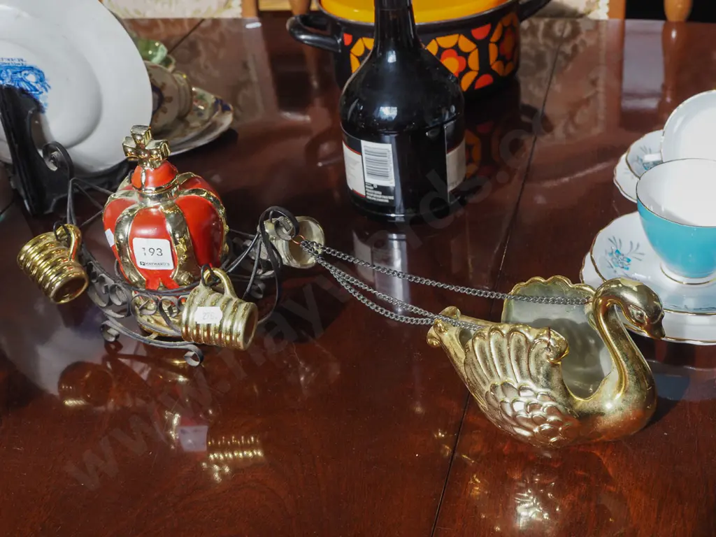 novelty swan and crown decanter set set Image 1++