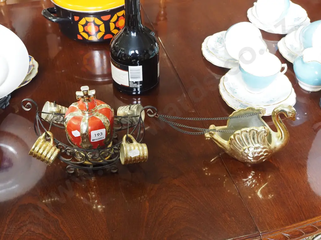 novelty swan and crown decanter set set Image 1++