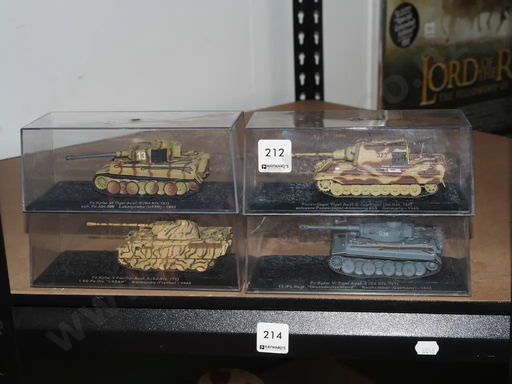 4x model tanks in plastic cases Image 1++